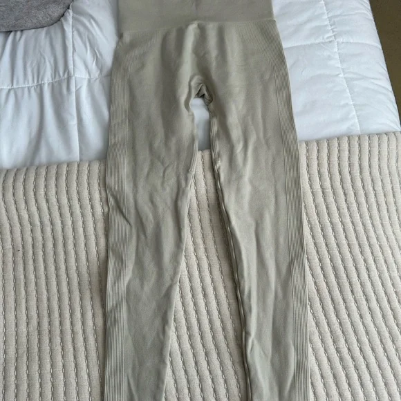 cream SET active leggings - Picture 4 of 4